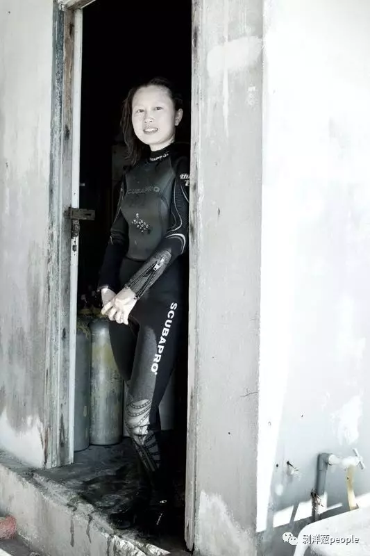 身着潜水服的徐海燕，她喜欢自己酷酷的样子。